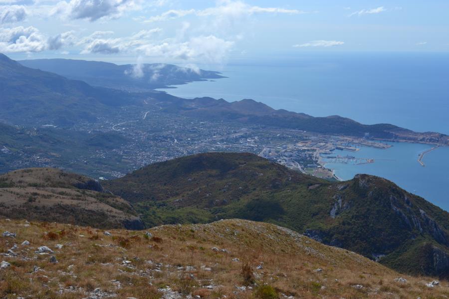 Pohled na Bar a pobřeží Montenegra z vrcholu Vrsuty